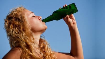 Naakte vrouw drinkt bier - Naked Beer Festival
